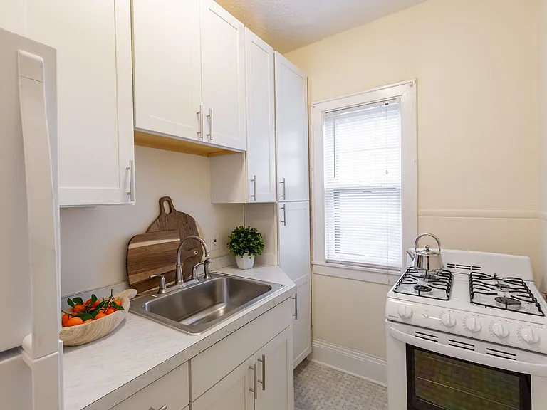 1325 West 27th St — Photo 5