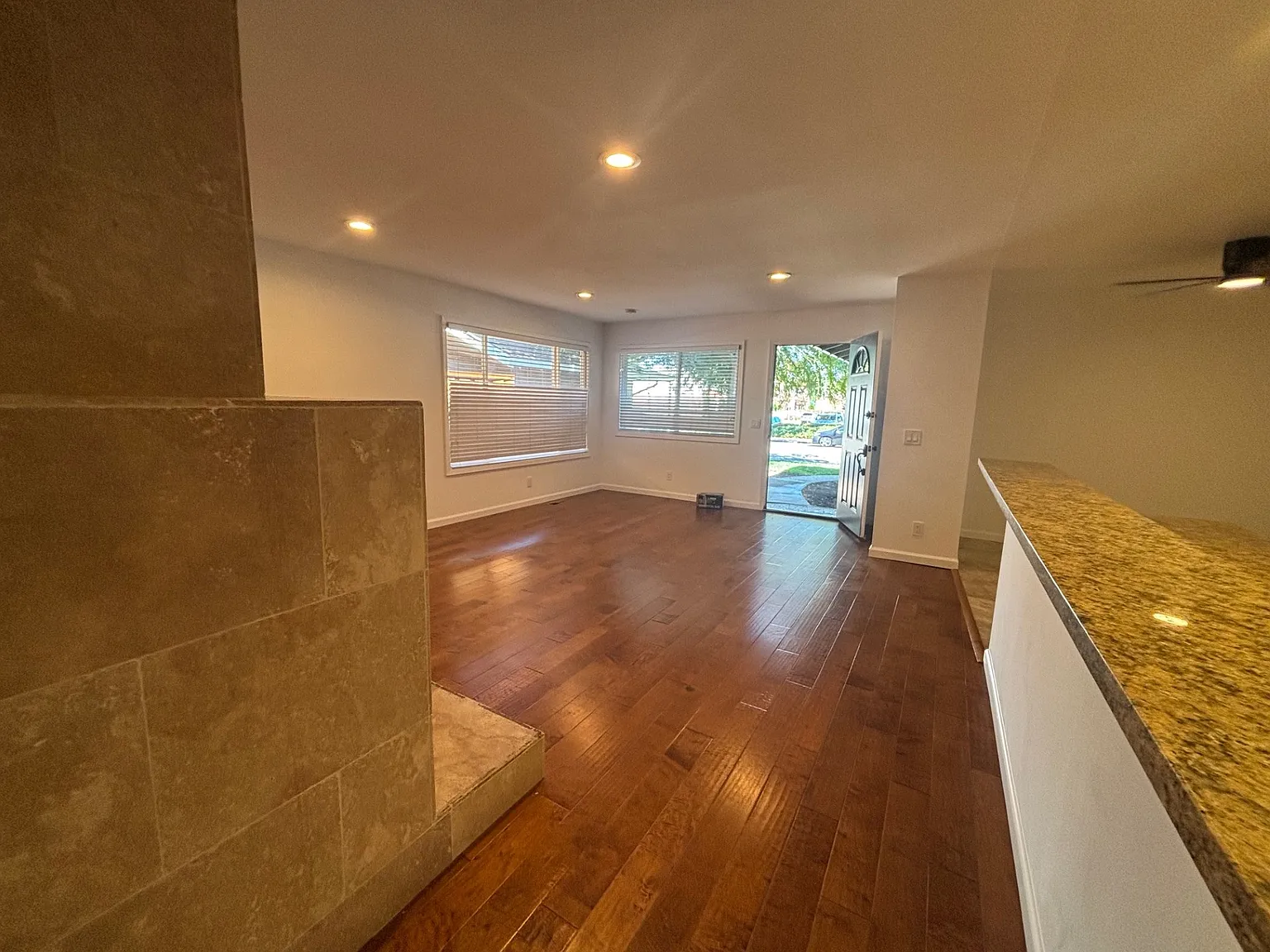 3 bed, 1300 sqft, $3,400 — Photo 2