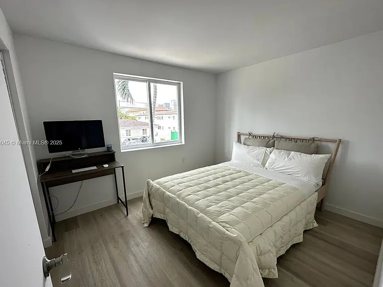 620 SW 10th St #1 — Photo 3