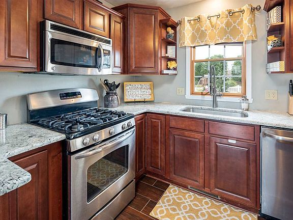 4th image of 588 Trent Ln