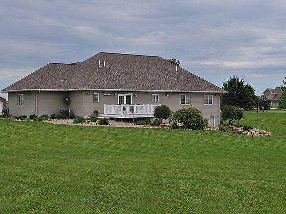 3rd image of 1121 Woodland Dr