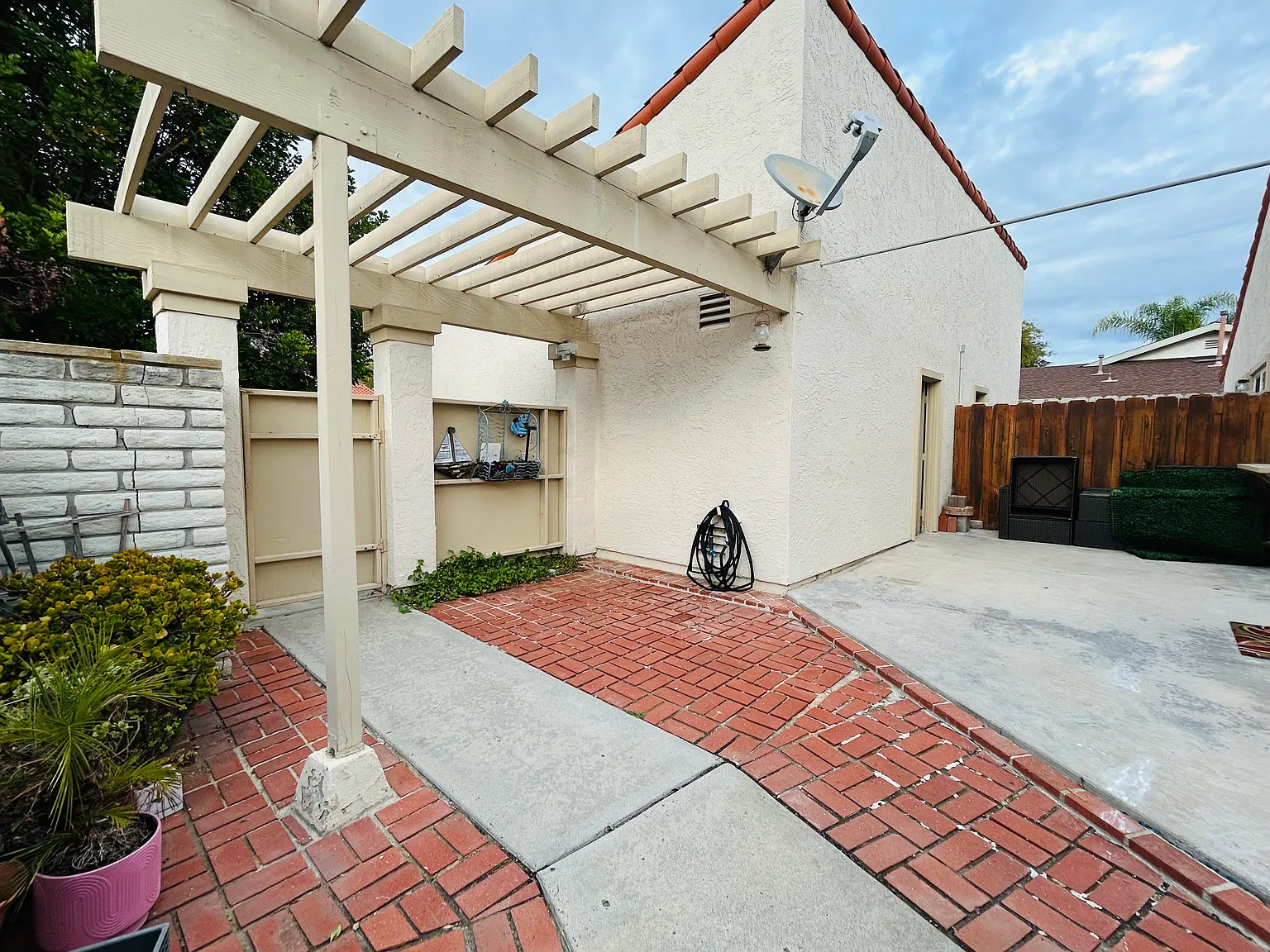 2 bed, 839 sqft, $3,300 — Photo 2