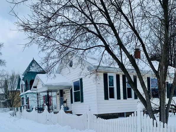 328 4th St, Manistee, MI 49660