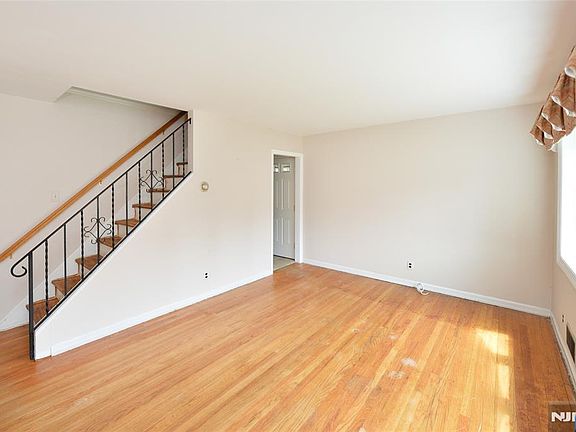 3rd image of 28-19 Warren Rd