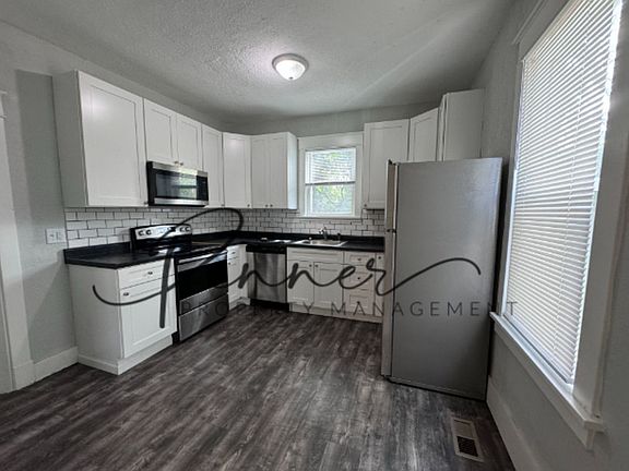 3rd image of 133 S Lincoln St #2
