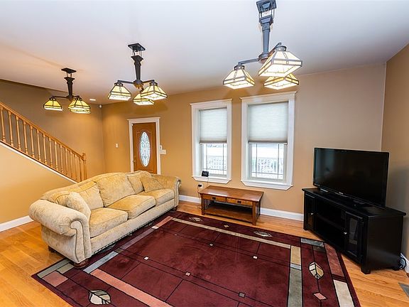 4th image of 370 Hancock St