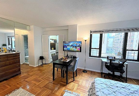 4th image of 210 E 47th St #6AA