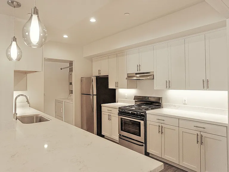 6200 Kester Ave Apartments — Photo 30