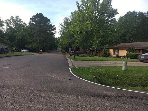 5th image of 301 Greenbriar Dr