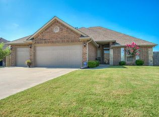 558 W Broadpoint Court Way, Mustang, OK 73064