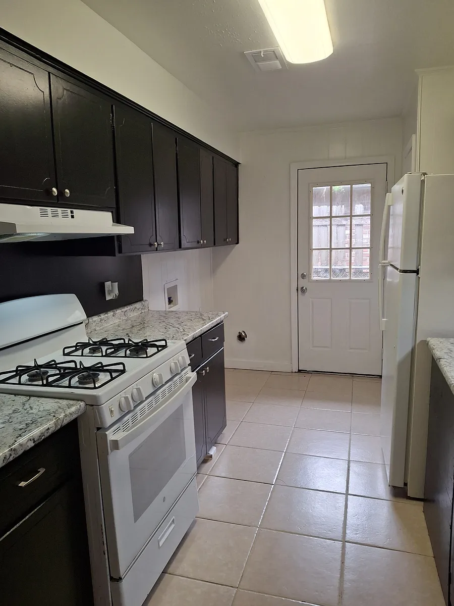 Building Photo - 806 Brinwood Ave