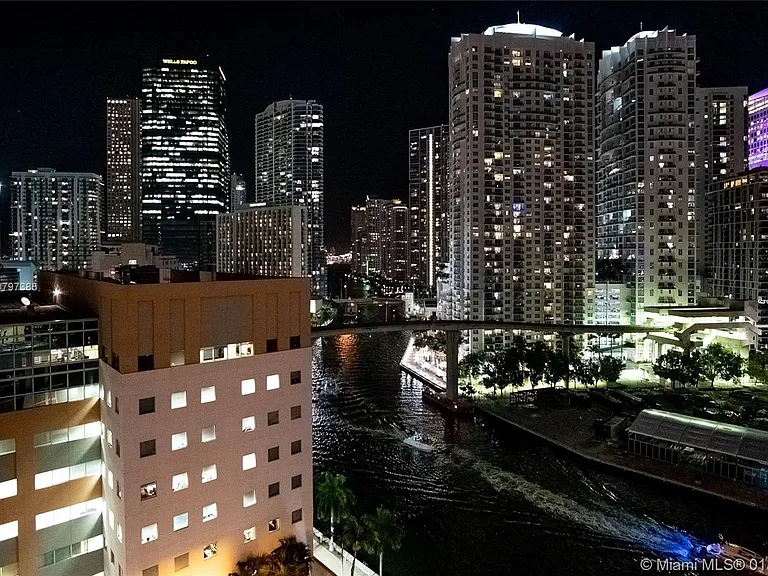350 S Miami Ave — Photo 7