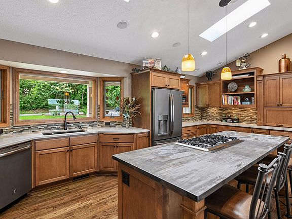 3rd image of 920 Pershing Cir