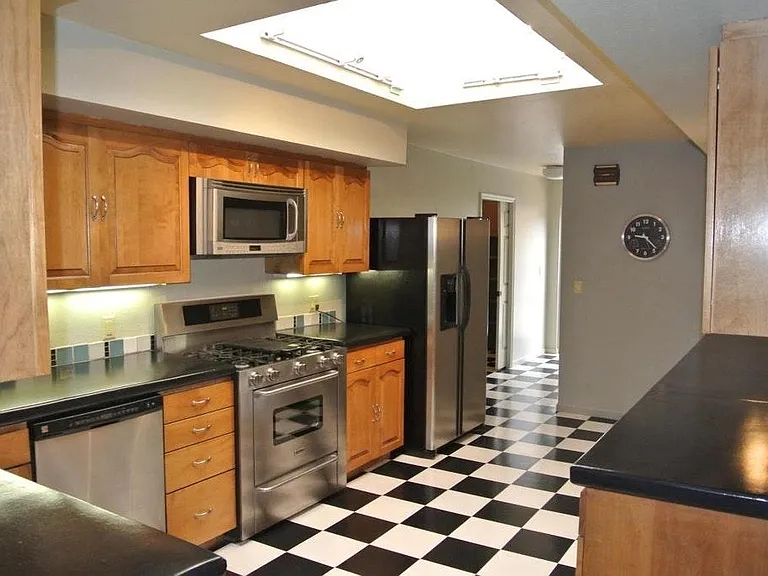 2051 E Hawthorne St — Photo 7
