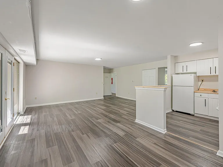 Brooklane Manor Apartments — Photo 16