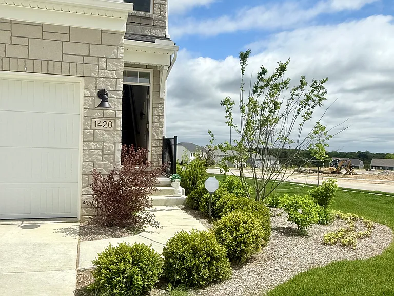 1420 Arcadia Dr — Photo 2