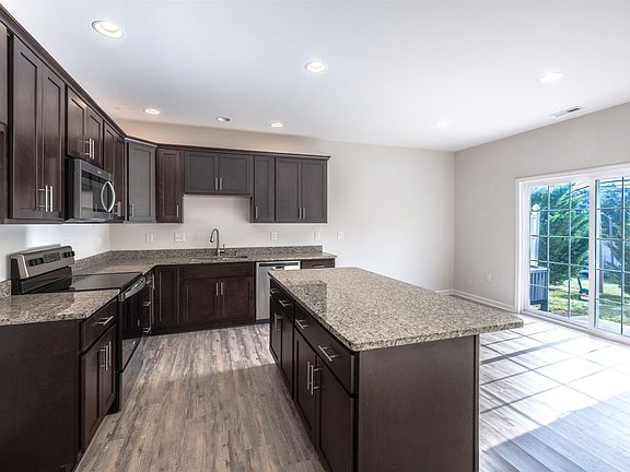 4th image of 281 Louise Ln