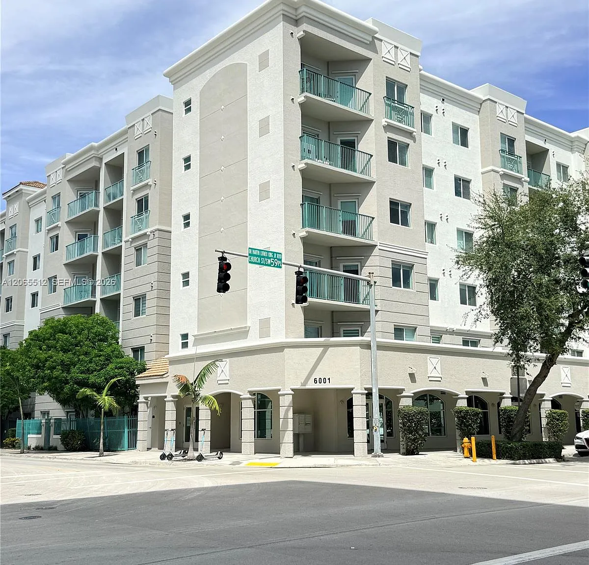 Valencia Condo — Photo 1