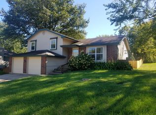 700 SE Redwood Ln, Blue Springs, MO 64014