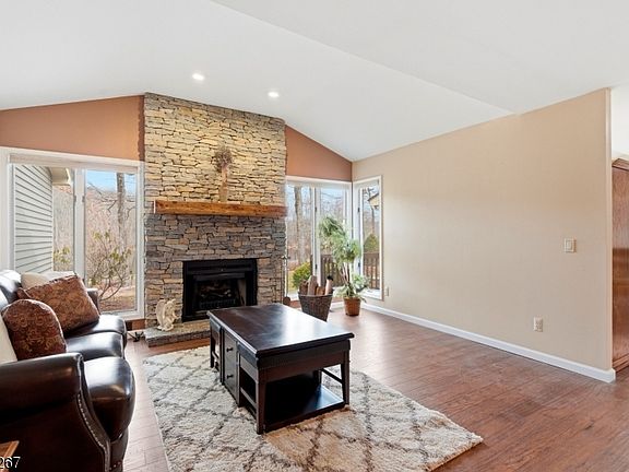 3rd image of 25 Stone Row Ln