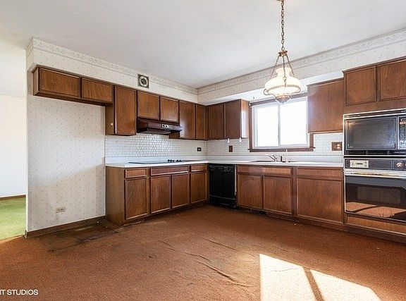3rd image of 909 N Fairway Ct