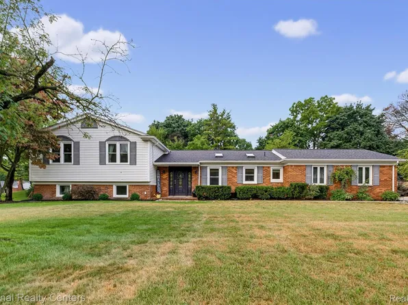 216 Birch Hill Dr, Rochester, MI 48306