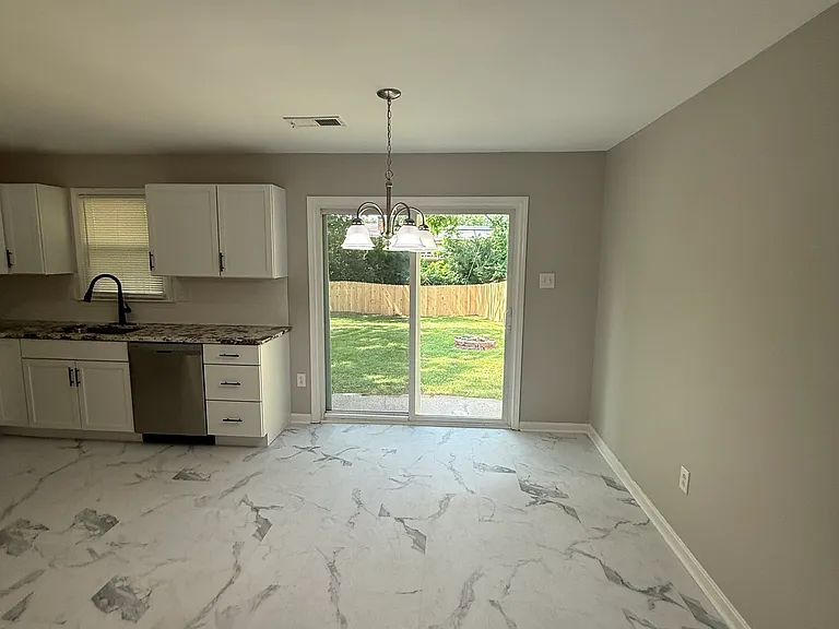 3325 Featherston Dr — Photo 15