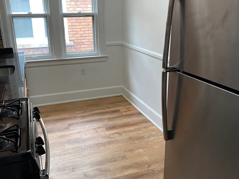 910 Beaconsfield Ave #2N — Photo 7