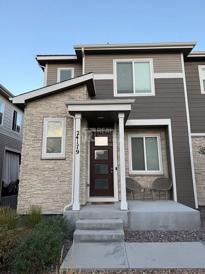 Modern 3-Bedroom Home with Community Pool in The Aurora Highla — Photo 1