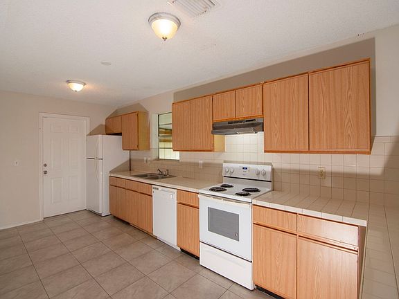 4th image of 300 Rosewood Dr