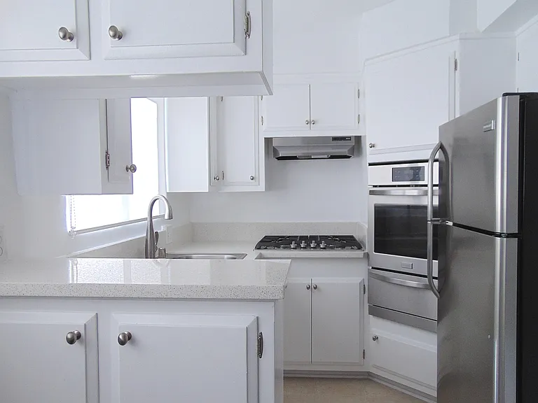 221 S Doheny Drive — Photo 2