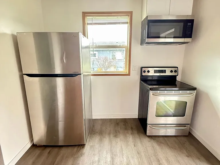 913 E Market St — Photo 2
