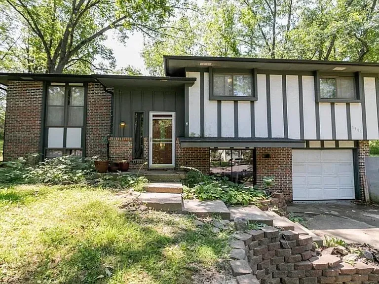 1901 N Trails Ter — Photo 1