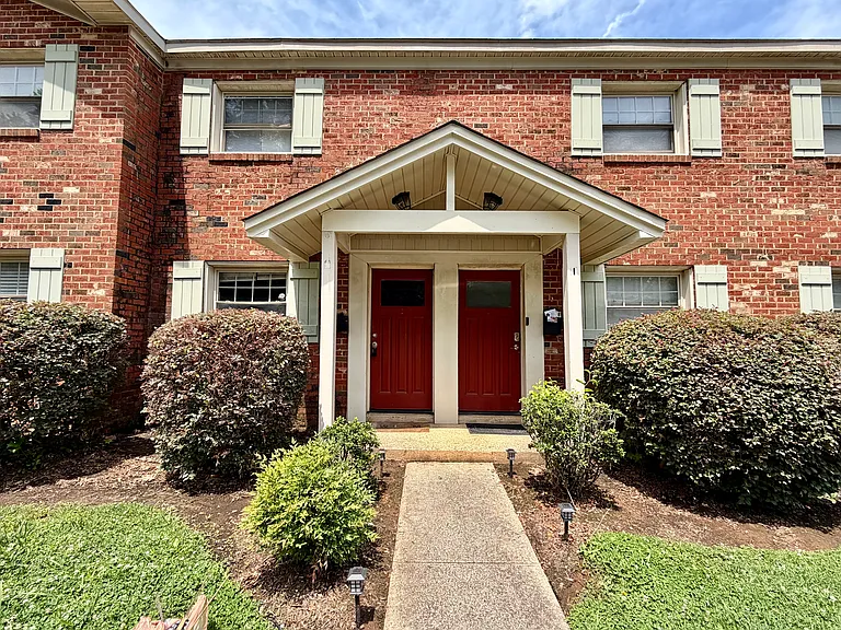 1207 Green Oaks Ln #J — Photo 2