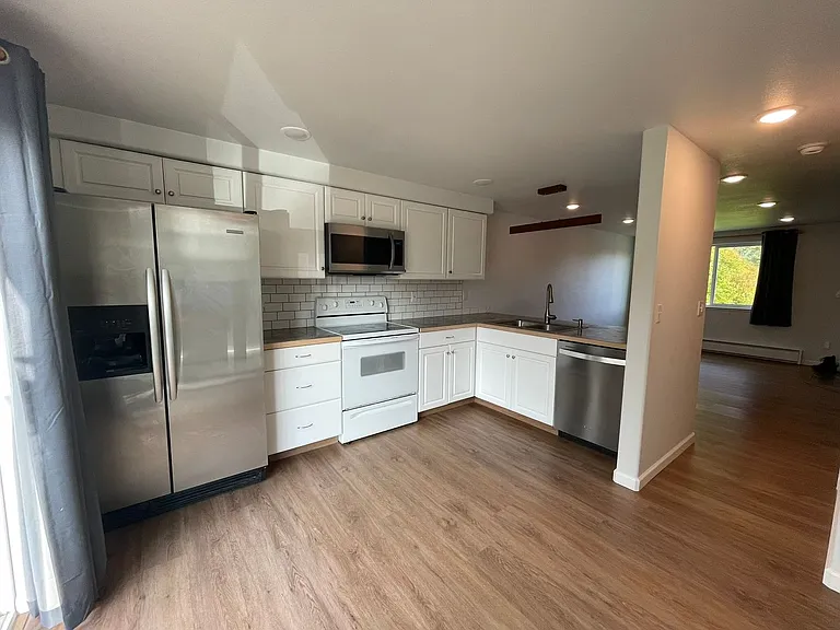 1820G5 Larch St — Photo 10