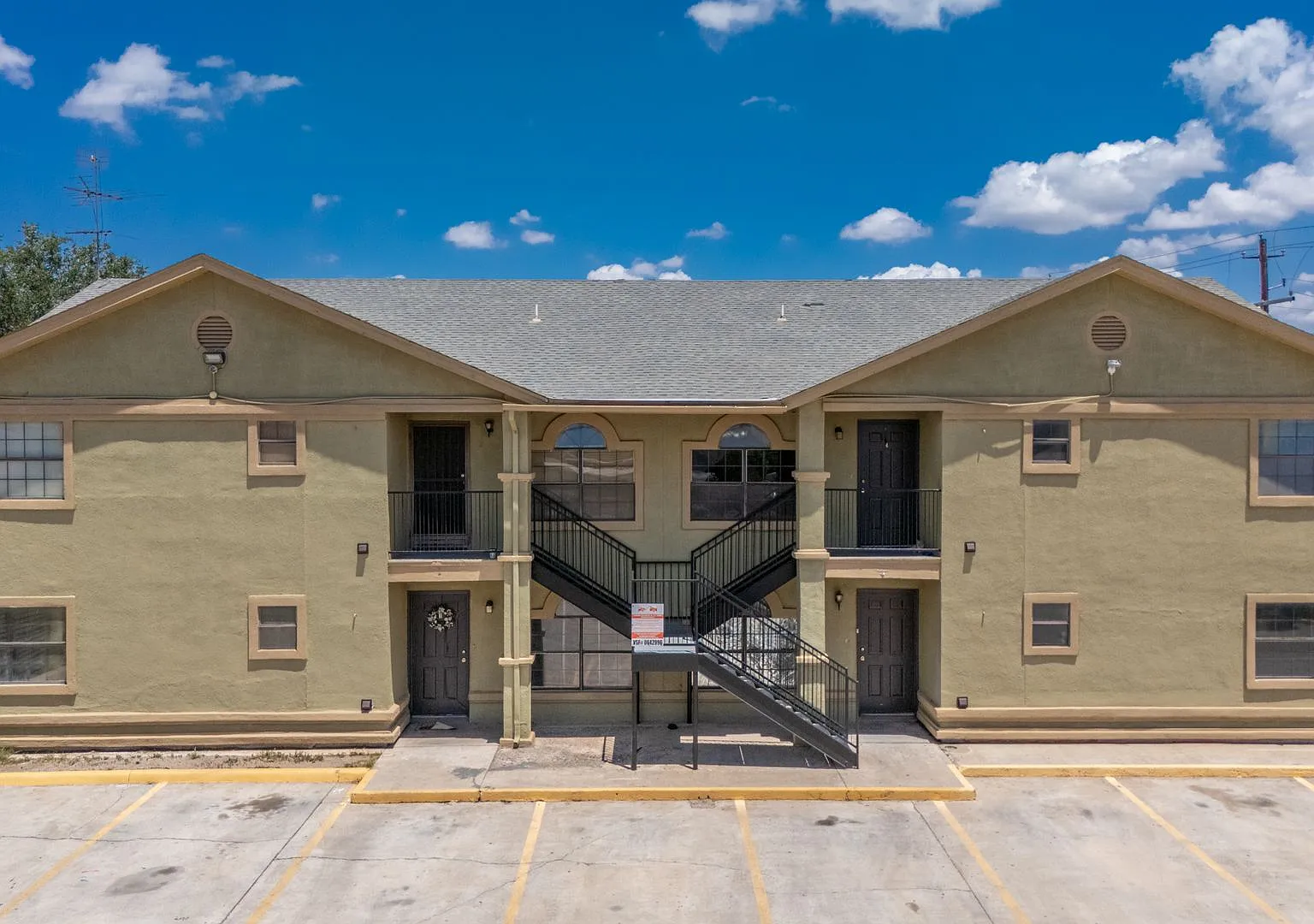 Beverly Condominiums — Photo 1
