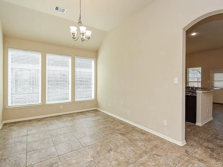 4215 Mill Oaks Dr — Photo 8