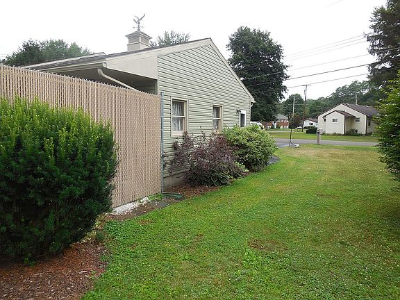 4th image of 2 Maplewood Dr