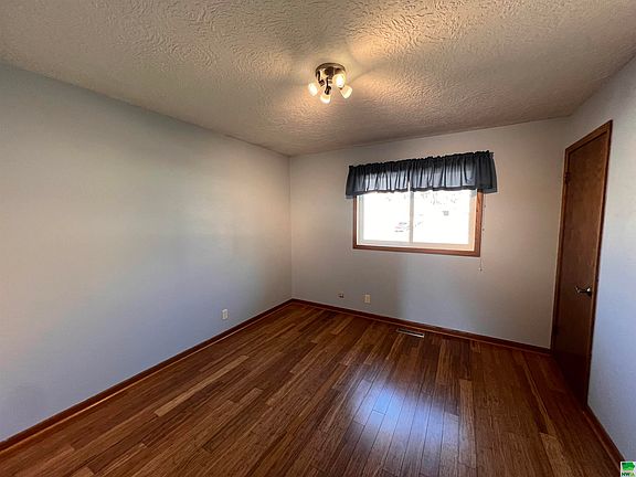 4th image of 408 Idlewood Ct