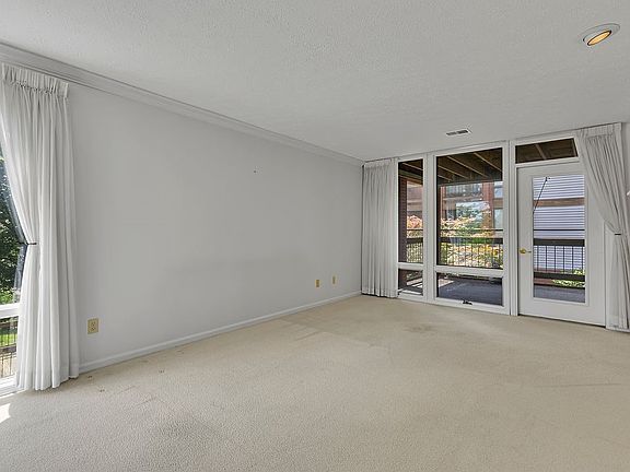 5th image of 300 6th St APT 4