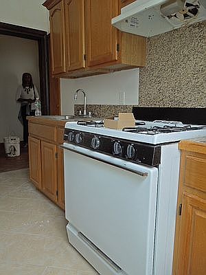 2nd image of 581 Bradford St APT 2R