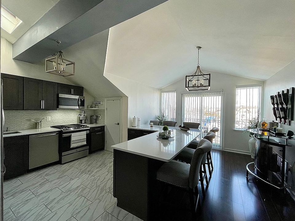 Kitchen w/ peninsula 