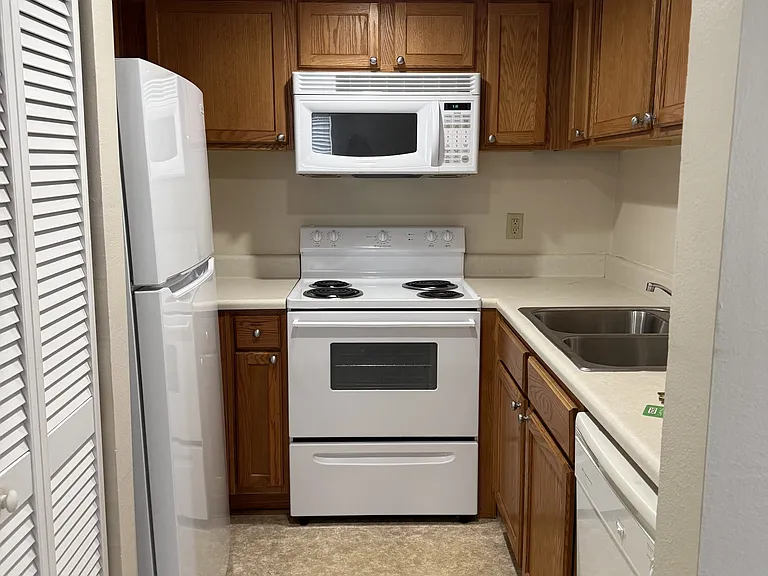 101 Old Ferry Rd #1-unit 8-B — Photo 2