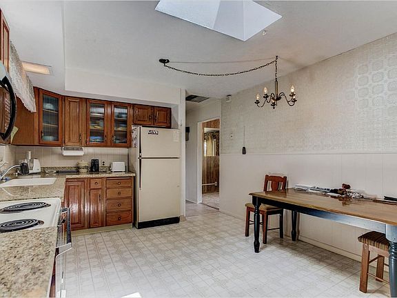 4th image of 1301 W Alys Pl