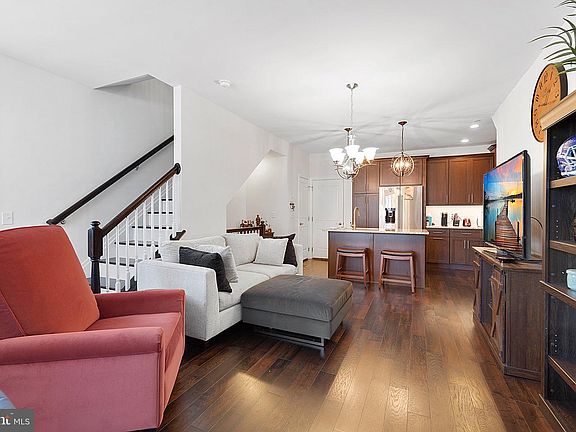 3rd image of 611 Lakeview Ct