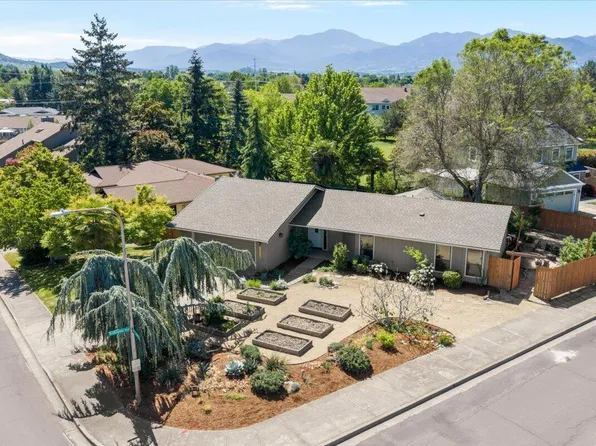 3034 Lazy Creek Dr, Medford, OR 97504