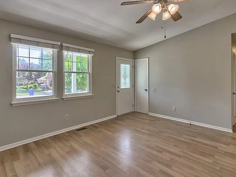 1111 Lancaster St — Photo 2