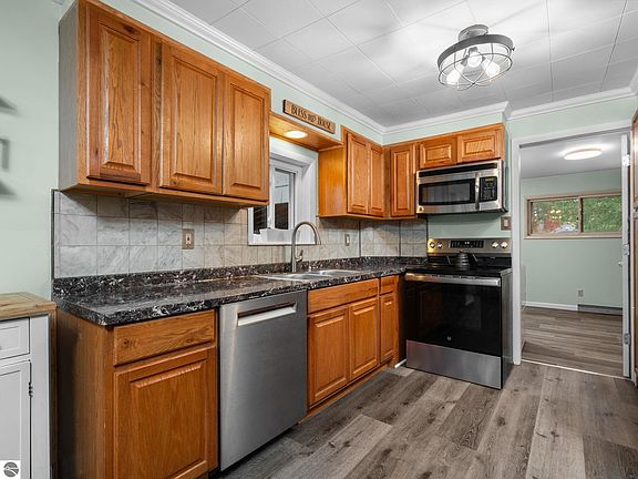 5th image of 619 Linden St