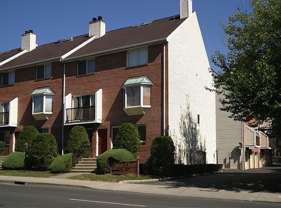 Multi level townhouse, end unit