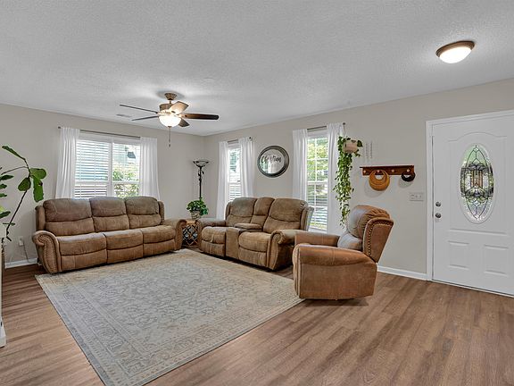 3rd image of 116 Crossthorn Rd